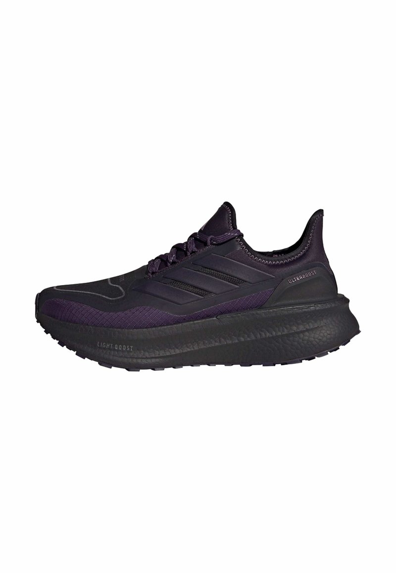 Chaussure de course violette avec une tige en synthétique, dotée de trois bandes latérales, d'un embout texturé et d'une épaisse semelle noire rembourrée.