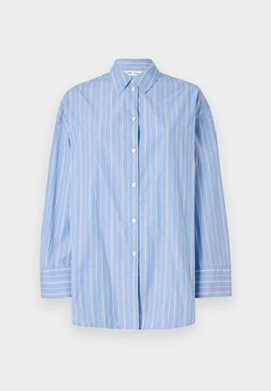 Modra prugasta srajca z dolgimi rokavi, izdelana iz lahkega materiala. Ima klasičen ovratnik, zapiranje na gumb in bele vertikalne črte.