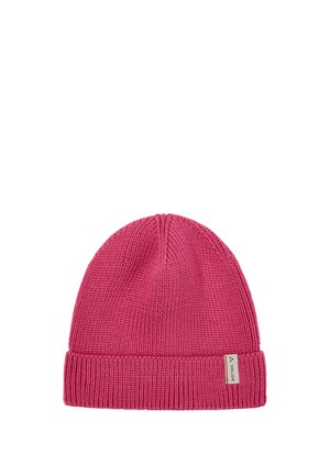 Gestrickte pinke Mütze mit umgeschlagenem Rand und kleinem Stoffetikett an der Seite auf weißem Hintergrund.