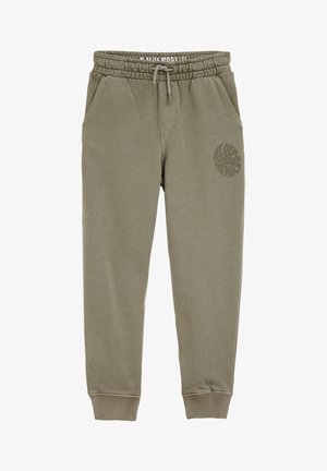 Pantalones de chándal verde oliva de tejido suave con cintura elástica, cordón y bolsillos laterales. Presenta un logo circular en el muslo.