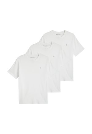 Trois t-shirts blancs unis à manches courtes et col rond avec un petit logo gris sur la poitrine gauche, disposés en pile décalée.