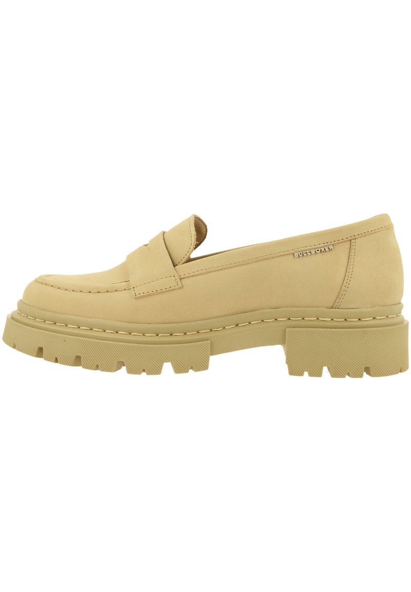 Beige instaploafers met een ronde neus, voorzien van een dikke, gestructureerde rubberen zool en subtiele stikdetails. Merkenlogo aan de zijkant.