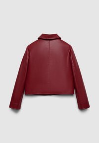 Veste courte en cuir rouge avec un col plat, des manches longues, des coutures visibles et une texture lisse. Vue de dos présentée sur un fond neutre.