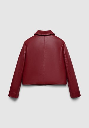 Veste courte en cuir rouge avec un col plat, des manches longues, des coutures visibles et une texture lisse. Vue de dos présentée sur un fond neutre.