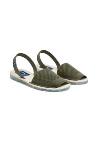 Sandalias verdes de malla con talón descubierto y punta abierta, que presentan una suela blanca con un patrón moteado azul y un ajuste cómodo.