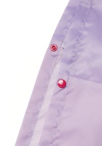 Tessuto viola con una texture liscia e lucida, caratterizzato da bottoni a pressione rossi lungo il bordo, che evidenziano i dettagli della chiusura del capo.