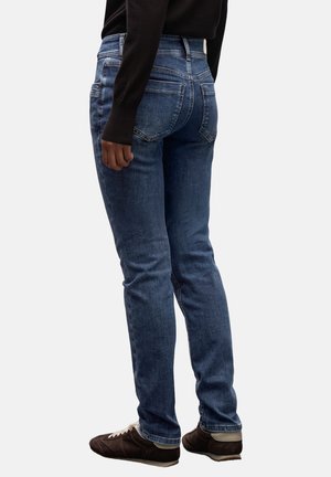 Jean bleu foncé avec une coupe slim, design à cinq poches et délavage subtil. Présente une taille mi-haute et un tissu légèrement extensible.