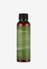 Benton Deep Green Tea Lotion, 120ml, har en mörk bärnstensflaska med ett svart skruvlock och en grön etikett som visar produktinformation och fältmotiv.