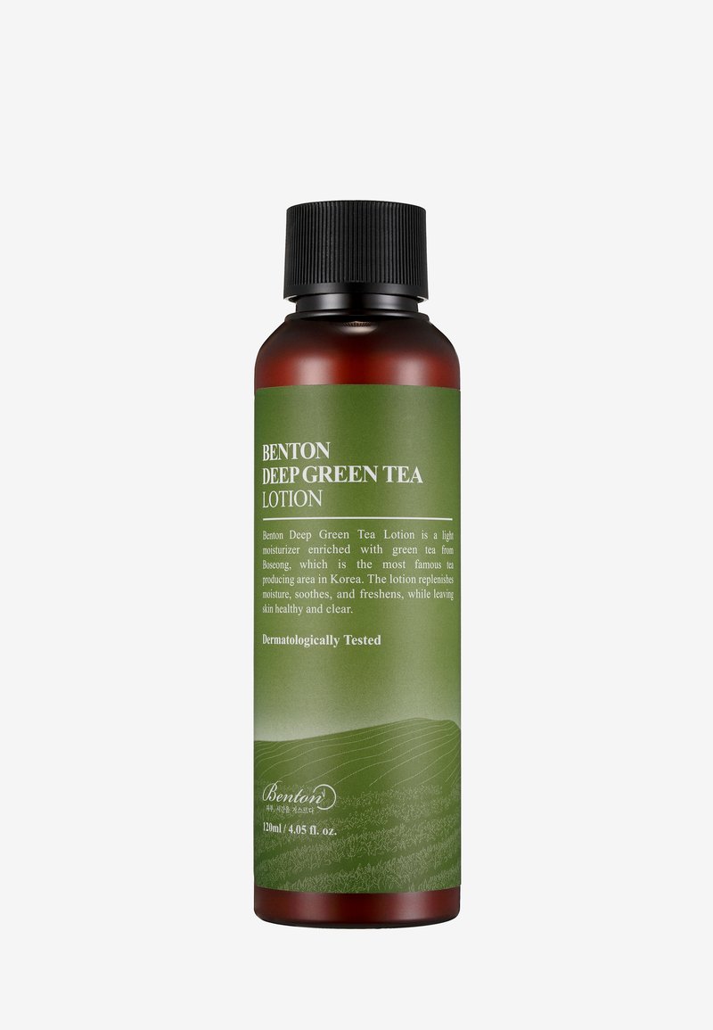Benton Deep Green Tea Lotion, 120ml, har en mörk bärnstensflaska med ett svart skruvlock och en grön etikett som visar produktinformation och fältmotiv.