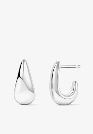 Pendientes de metal plateado que presentan un diseño en forma de gota y un diseño curvado abstracto, ambos con superficies pulidas y texturas suaves.