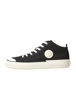 Czarny niski sneaker z materiału typu canvas z białą gumową podeszwą, nakładką na palce, białymi sznurowadłami i okrągłą białą naszywką z logo po boku.
