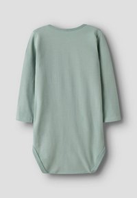 Jasnozielony bodysuit dla niemowląt z długim rękawem, okrągłym dekoltem, bezszwowym tyłem i zapięciem na napy u dołu.