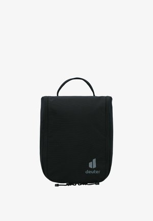 Bolsa organizadora de viaje negra con forma rectangular, textura de tela, asa superior, cierre de cremallera y un logo en plata en la parte inferior.
