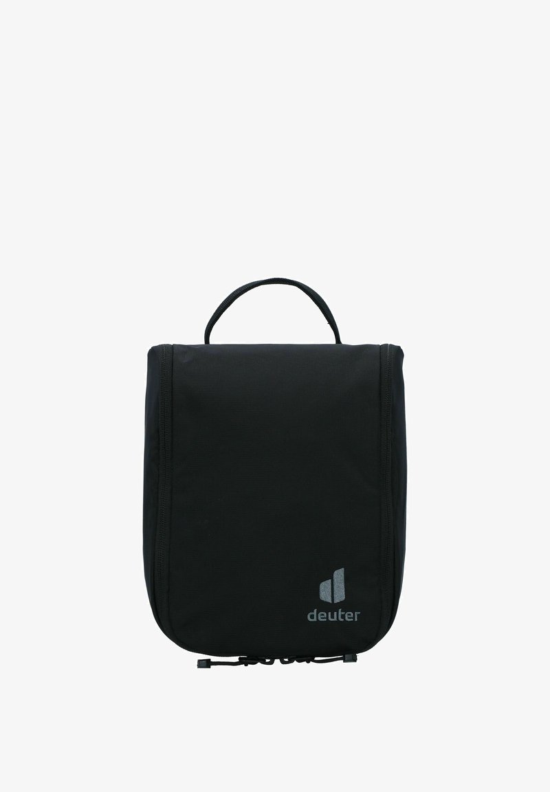 Bolsa organizadora de viaje negra con forma rectangular, textura de tela, asa superior, cierre de cremallera y un logo en plata en la parte inferior.