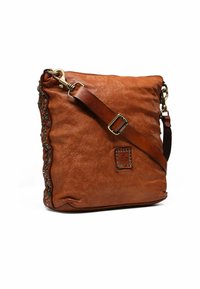 Borsa a spalla in pelle marrone con finitura testurizzata, caratterizzata da dettagli metallici decorativi lungo il lato e una tracolla regolabile.