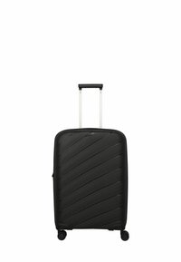 Maleta rígida negra con surcos diagonales, asa telescópica plateada y cuatro ruedas negras para facilitar la movilidad. Textura suave, diseño moderno.