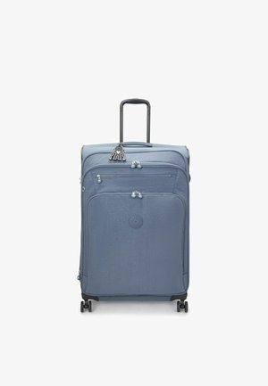 Blauer Stoffkoffer mit einer strukturierten Oberfläche, zwei Reißverschlussfächern, vier Rollen und einem ausziehbaren schwarzen Griff. Mit einem Schlüsselanhänger-Akzent.