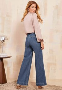 Friends Like These SMART WIDE PETITE  - Flared-farkut - mid blue