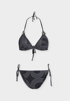 Sort todelt bikini med hvide buede linjemønstre, haltertop med bindebånd ved hals og foran, og bikiniunderdel med bindebånd i siden.