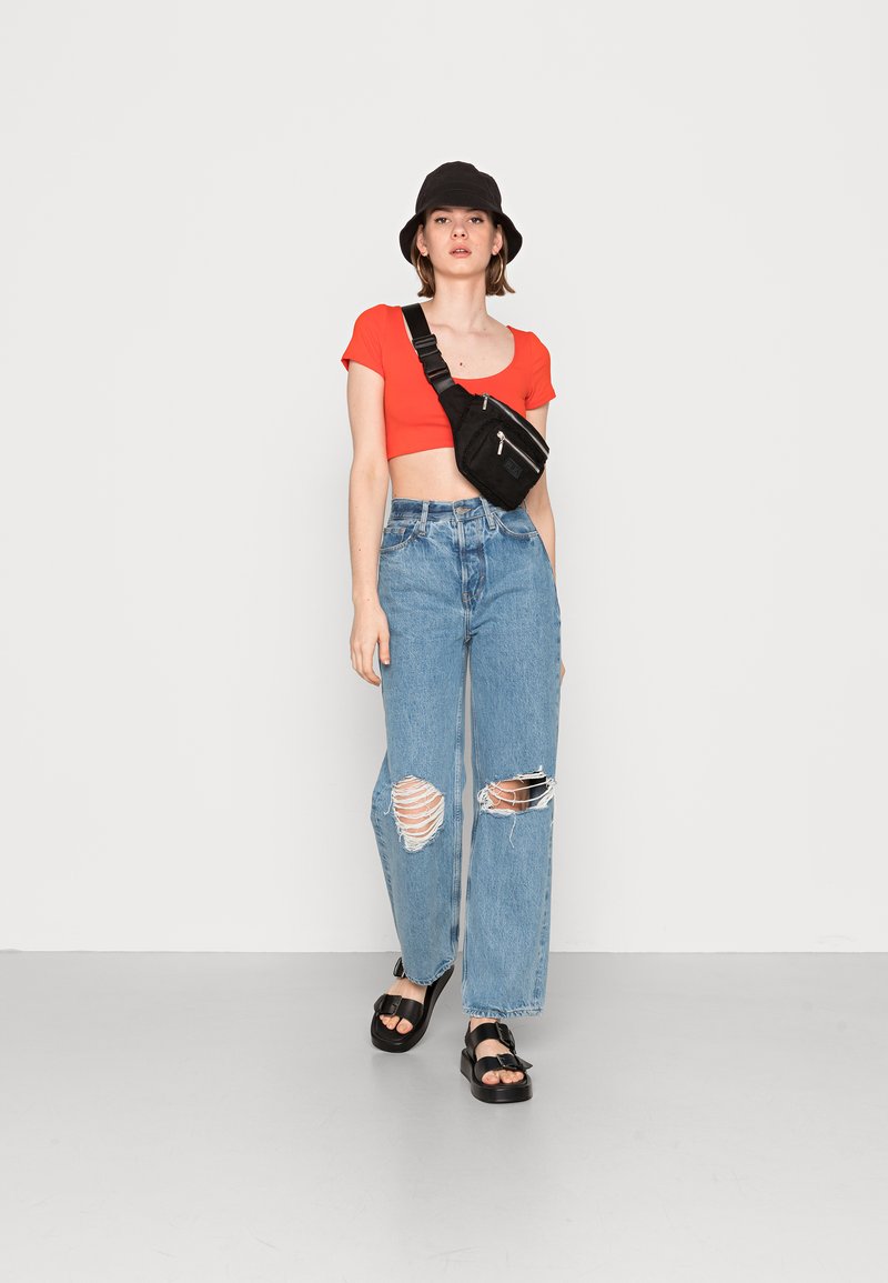 Damen T-Shirts | Monki 2 PACK T-Shirt basic red/black/mehrfarbig - AM64021 Damen T-Shirts | Monki 2 PACK T-Shirt basic red/black/mehrfarbig - AM64021