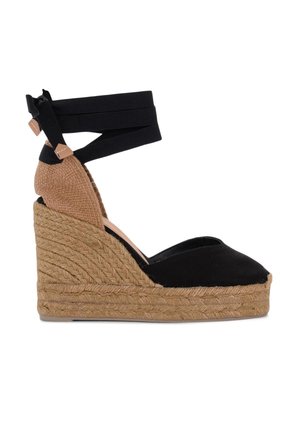 Espadrillas zeppa con tomaia in tela nera, piattaforma intrecciata in juta naturale e cinturini alla caviglia neri con dettagli in pelle marrone al tallone.