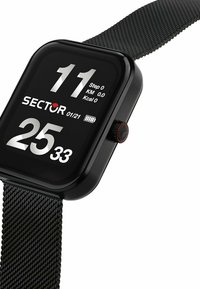 Orologio smartwatch nero con quadrante quadrato, display digitale, cinturino a rete, che mostra il conteggio dei passi, la distanza, le calorie e l'indicatore della batteria. Accento rosso sul pulsante.