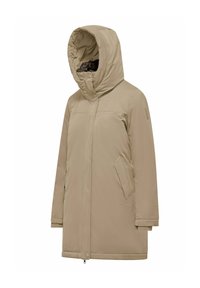 Beige lange winterjas met capuchon, ritssluiting aan de voorkant, drukknoopsluiting en schuine zijzakken, ontworpen voor koude weersomstandigheden.