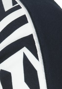 Marine en witte stof met gedurfde geometrische patronen. Het materiaal lijkt zacht met een gladde textuur en een contrasterende afwerking.
