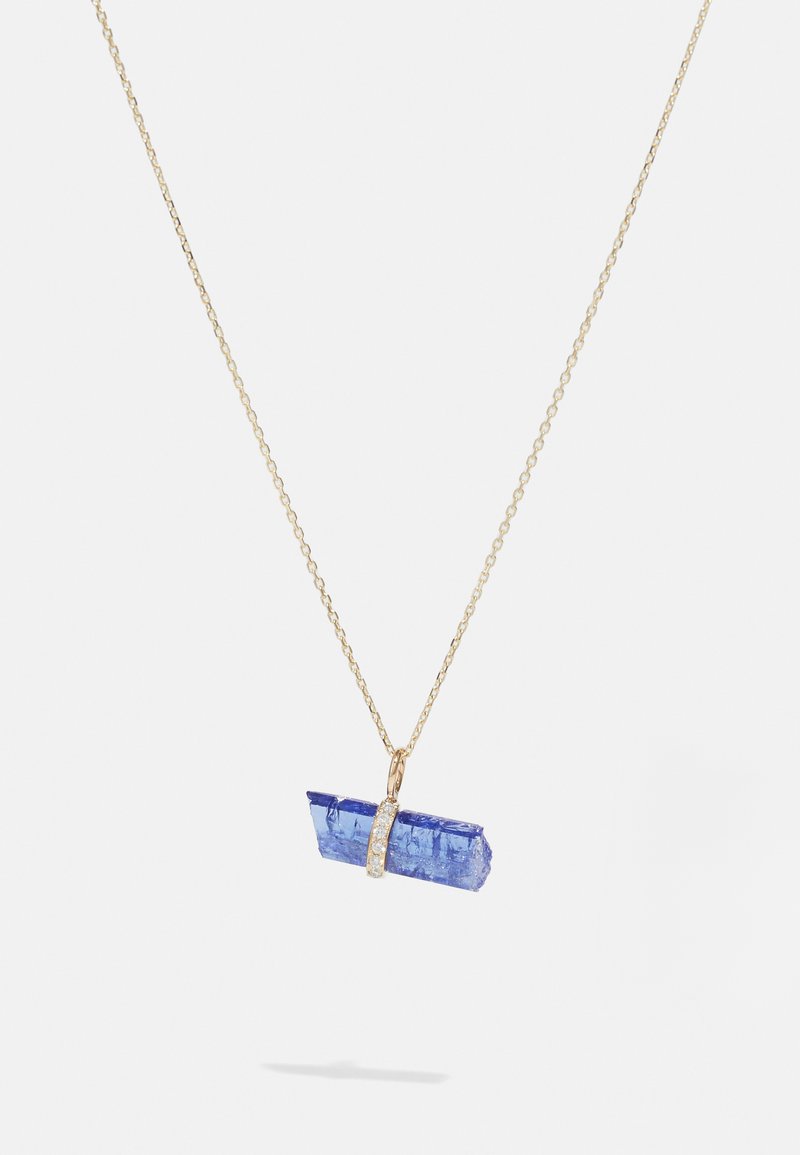 Zlatý náhrdelník s obdélníkovým modrým drahokamem jako přívěskem, se skupinou ozdobenou diamanty. Hladký povrch, zavěšený na jemném řetízku.
