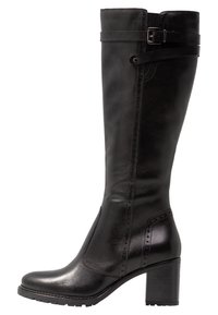Botas de cuero negras hasta la rodilla con un acabado texturizado, suela plana, tacón de bloque y una correa lateral con detalle de hebilla.