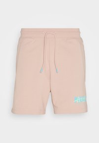 Shorts en coton rose clair avec une taille élastique, un cordon de serrage bleu et une impression graphique bleu et vert sur l'ourlet droit.