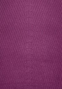 Gros plan sur un tissu violet tricoté avec un motif texturé de boucles entrelacées formant une forme en V symétrique.