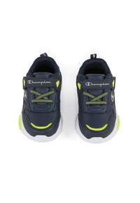Scarpe da atletica navy con parte superiore in materiale sintetico, dettagli giallo neon e suole bianche. Le caratteristiche includono lacci, una cintura in Velcro e colli imbottiti.