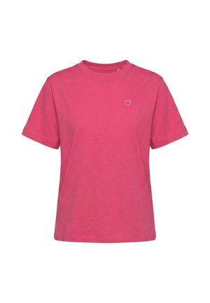 T-shirt à manches courtes rose uni avec un col rond et un petit contour de cœur blanc sur le côté gauche de la poitrine.