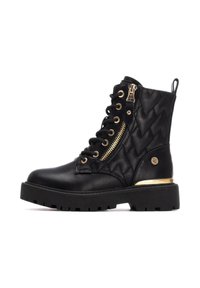 Bottines de combat noires avec un design en cuir et matelassé, accents en métal doré, un devant à lacets et une semelle épaisse noire avec des détails dorés.