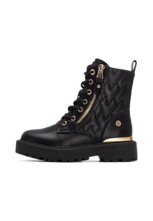 Bottines de combat noires avec un design en cuir et matelassé, accents en métal doré, un devant à lacets et une semelle épaisse noire avec des détails dorés.