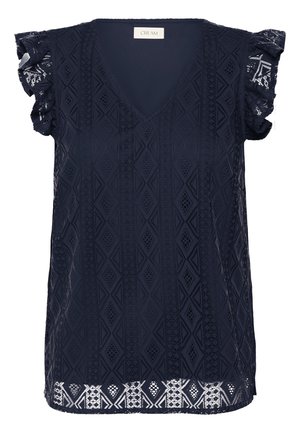 Marineblå bluse med V-hals og dekorativt blondeflæseærmer. Den teksturerede stof har diamantmønstre og en kontrastfarvet hvid kant.