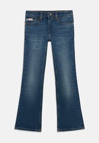 Jean en denim évasés de couleur bleu foncé avec une finition délavée. Comprend des poches avant, une fermeture à bouton et des coutures contrastées le long des coutures.