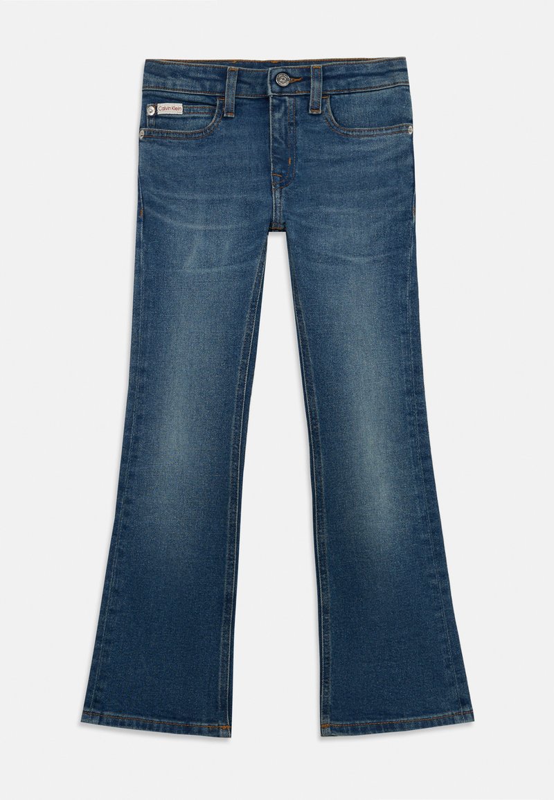 Jean en denim évasés de couleur bleu foncé avec une finition délavée. Comprend des poches avant, une fermeture à bouton et des coutures contrastées le long des coutures.