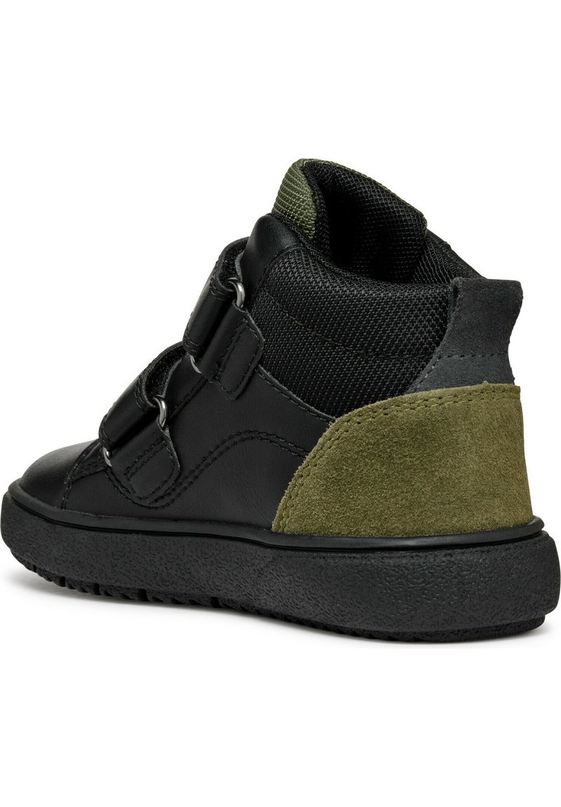 Czarne buty typu high-top wykonane z gładkiej skóry i zielonego zamszu, z teksturowaną czarną siateczką i podwójnymi rzepami.