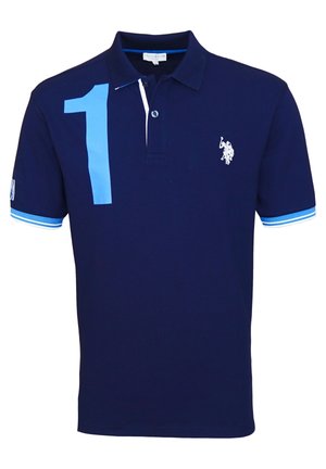 Marineblauw poloshirt met lichtblauw nummer "1" op de schouder, wit polospeler logo op de borst en gestreepte mouwboorden.