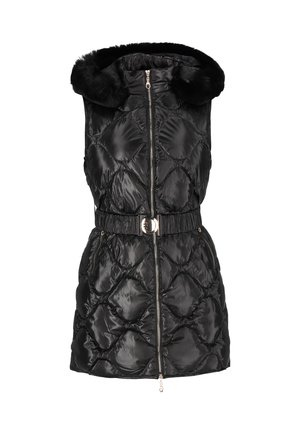 Mustat puffatakkitakki, jossa on tikattu kuvio, turkista vuorattu huppu, etuvetoketju, joustava vyötärö hopeisella vyöllä ja sivutaskut.