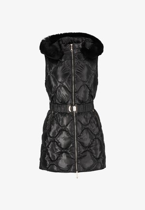 Chaleco acolchado negro con patrón de acolchado, capucha forrada de pelo, cremallera frontal, cintura elástica con un cinturón plateado y bolsillos laterales.