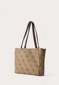 Geantă tote bej cu model de logo maro, formă rectangulară, bretele din piele maro și accente metalice aurii. Suprafață din material texturat.