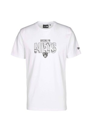 Biała koszulka z napisem "Brooklyn Nets" i wzorem w stylu koszykówki na literach, z logo Brooklyn Nets pod napisem.