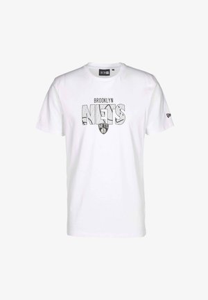 Biała koszulka z napisem "Brooklyn Nets" i wzorem w stylu koszykówki na literach, z logo Brooklyn Nets pod napisem.