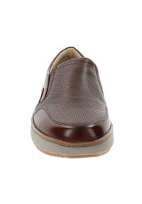 Zapato marrón de piel sin cordones con diseño perforado, puntera redondeada y suela de goma. Presenta una superficie lisa y brillante con sutiles acentos de costura.