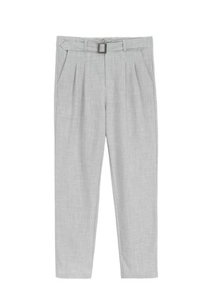 Pantalon gris clair sur mesure avec ceinture, plis avant, poches latérales et jambes fuselées.