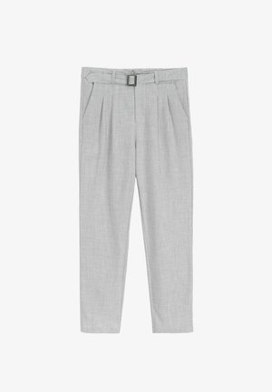 Pantalon gris clair sur mesure avec ceinture, plis avant, poches latérales et jambes fuselées.