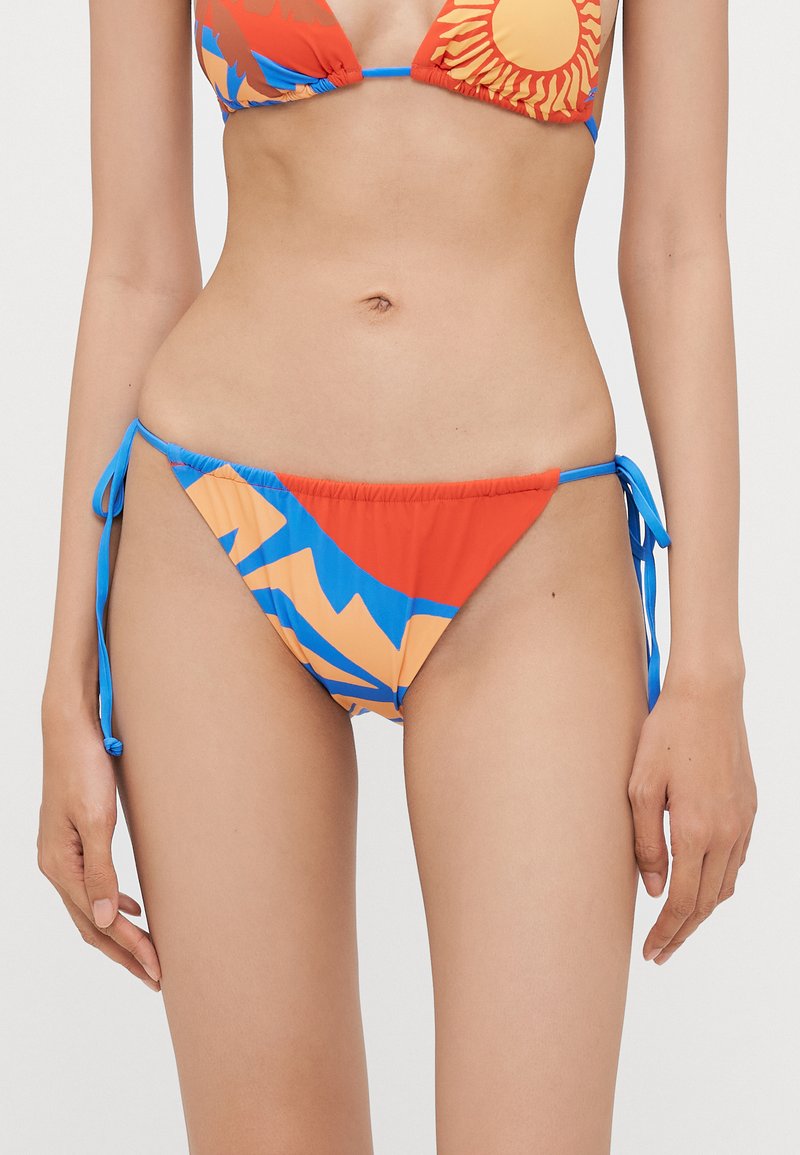 Costume da bagno bikini in arancione, blu e rosso, con motivi abstract e lacci laterali regolabili. Realizzato in tessuto morbido ed elastico.